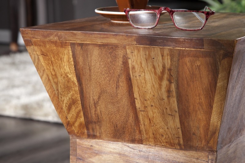 Table d'appoint en bois massif design pyramide