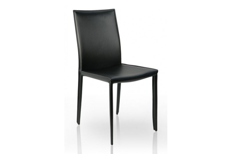 Deux chaises de salle à manger en simili cuir noir