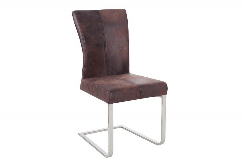 Deux chaises marron avec piètement en métal chromé