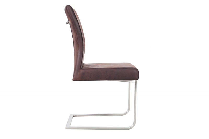 Deux chaises marron avec piètement en métal chromé