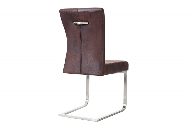 Deux chaises marron avec piètement en métal chromé