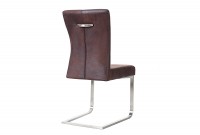 Deux chaises marron avec piètement en métal chromé