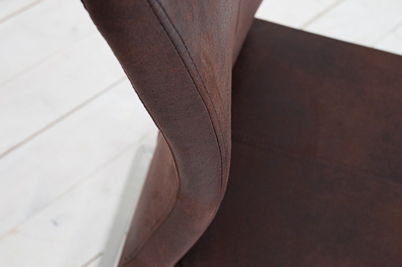 Deux chaises marron avec piètement en métal chromé