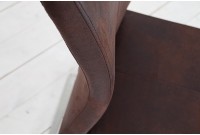 Deux chaises marron avec piètement en métal chromé