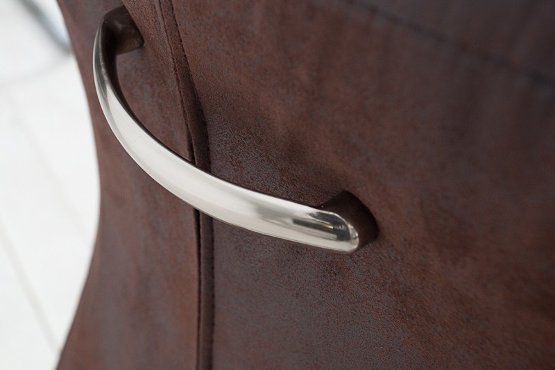 Deux chaises marron avec piètement en métal chromé