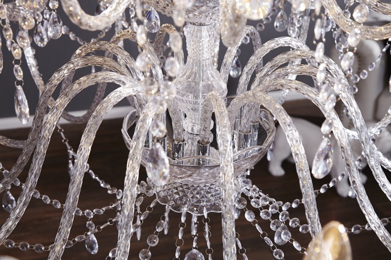 Lustre suspendu classique à 30 bougies coloris transparent