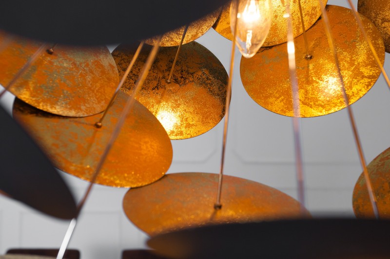 Lampe suspendue de design boule en métal coloris doré et noir