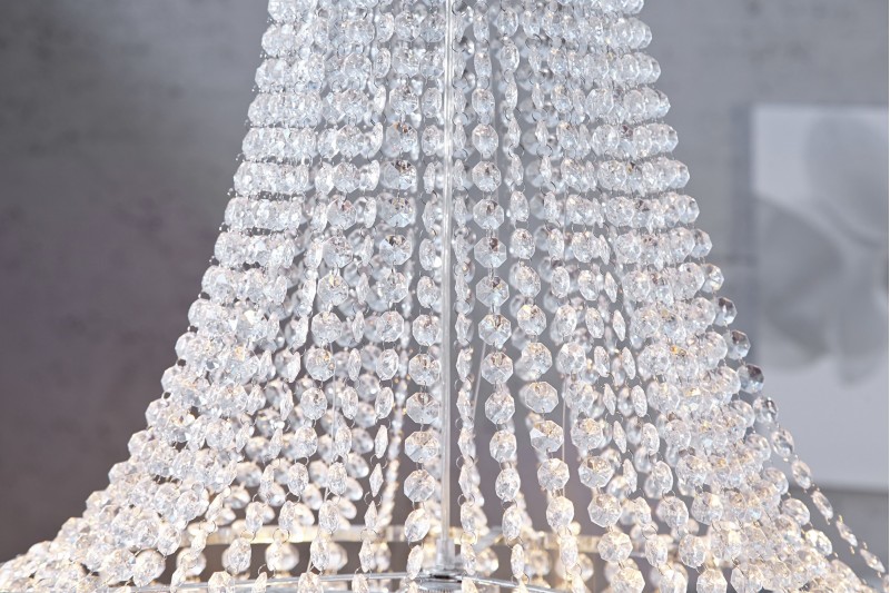 Lustre de luxe avec des cristaux en strass transparent