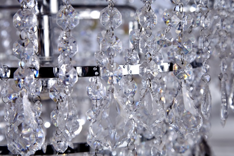 Lustre de luxe avec des cristaux en strass transparent