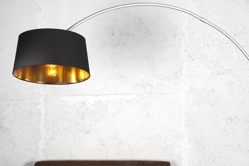 Lampadaire design en métal noir avec abat-jour noir et doré