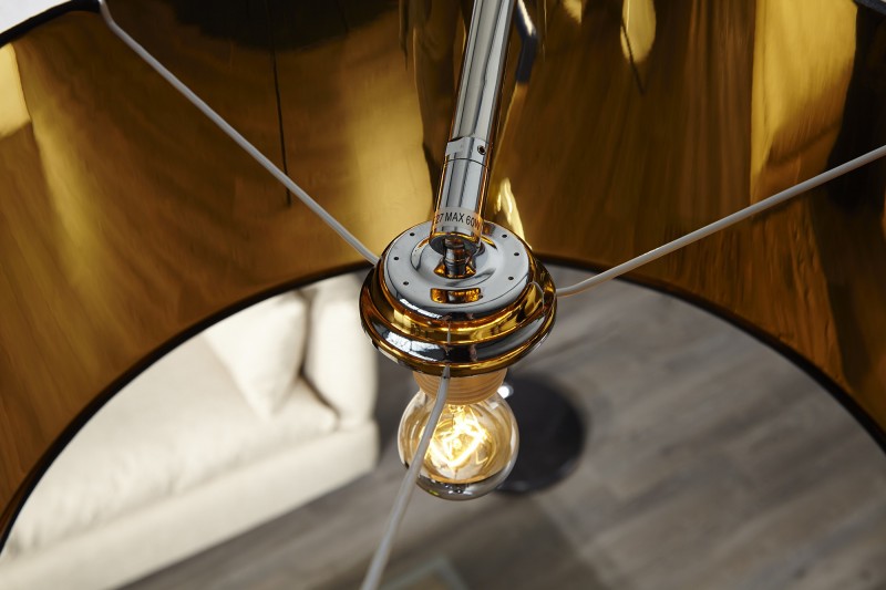 Lampadaire design en métal noir avec abat-jour noir et doré