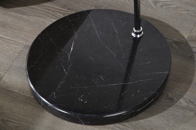 Lampadaire design en métal noir avec abat-jour noir et doré