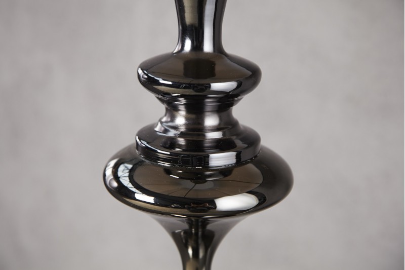 Lampadaire design baroque recouvert de fils de nylon noir