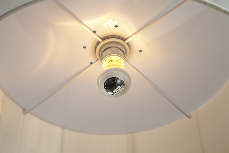 Lampadaire extensible design arc coloris blanc