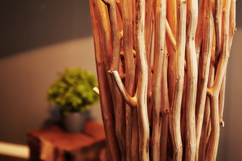 Lampadaire design 175 cm en bois flotté coloris blanc