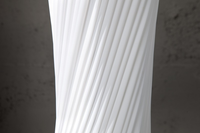 Lampadaire ovale de 180cm en latex plissé blanc