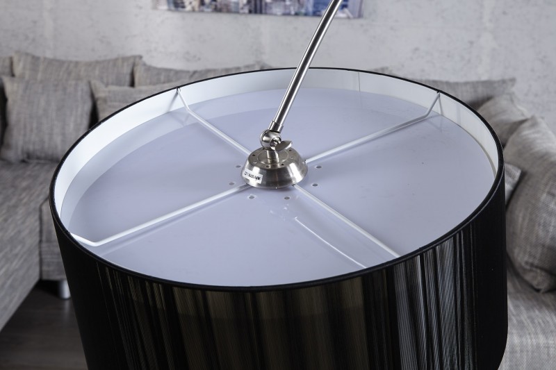 Lampadaire extensible en arc recouvert de fils de nylon noir