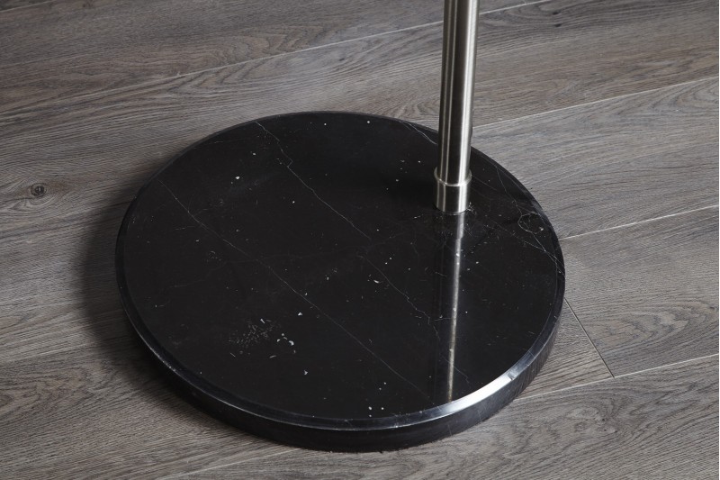 Lampadaire extensible en arc recouvert de fils de nylon noir