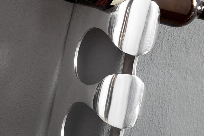 Porte-bouteille mural design vertical en aluminium argenté Porte-bouteille mural design vertical en aluminium argenté
