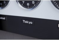 Horloge moderne multi-fuseaux horaires en métal teinté noir et blanc