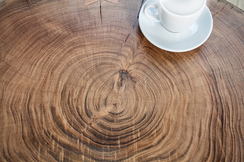 Table d'appoint en bois design industriel