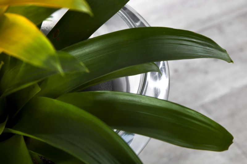 Vase design en aluminium de couleur argenté