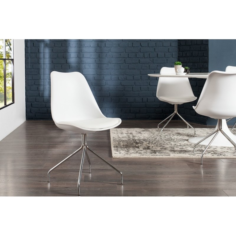 4 chaises en simili cuir blanc avec piètement en métal