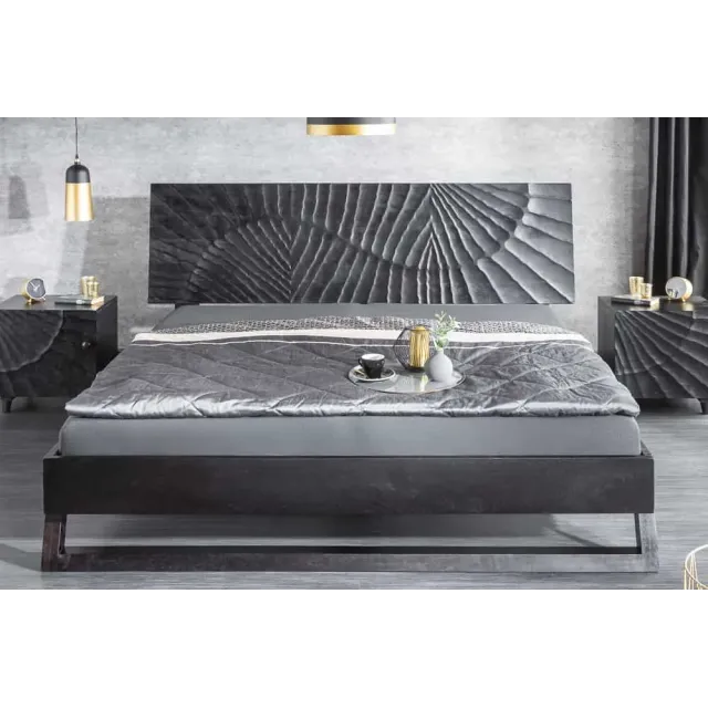 Table de Chevet SCORPION 50 cm – Bois massif de manguier noir avec façades sculptées 3D
