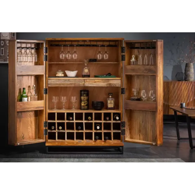 Meuble de bar SCORPION 141 cm – Bois massif de manguier brun sculpté, piètement noir, rangement pour bouteilles et verres