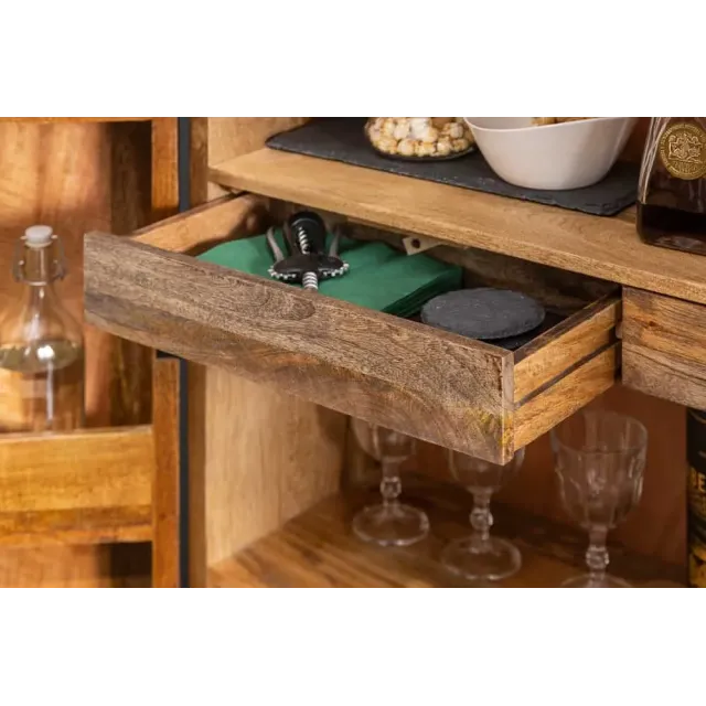 Meuble de bar SCORPION 141 cm – Bois massif de manguier brun sculpté, piètement noir, rangement pour bouteilles et verres