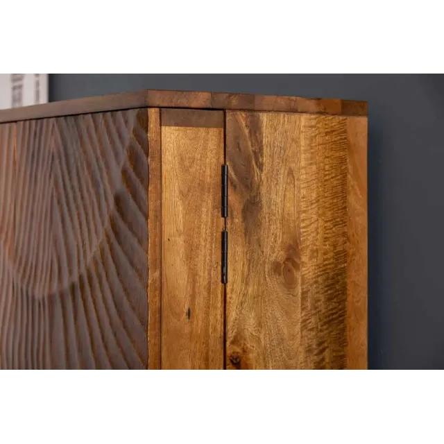 Meuble de bar SCORPION 141 cm – Bois massif de manguier brun sculpté, piètement noir, rangement pour bouteilles et verres