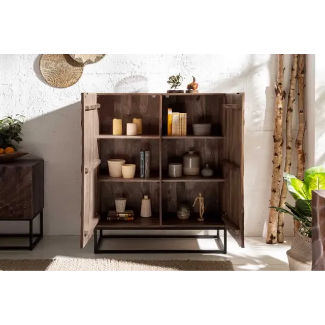Buffet haut SCORPION 120 cm – Bois massif d’acacia brun foncé, piètement métal noir, façades sculptées 3D
