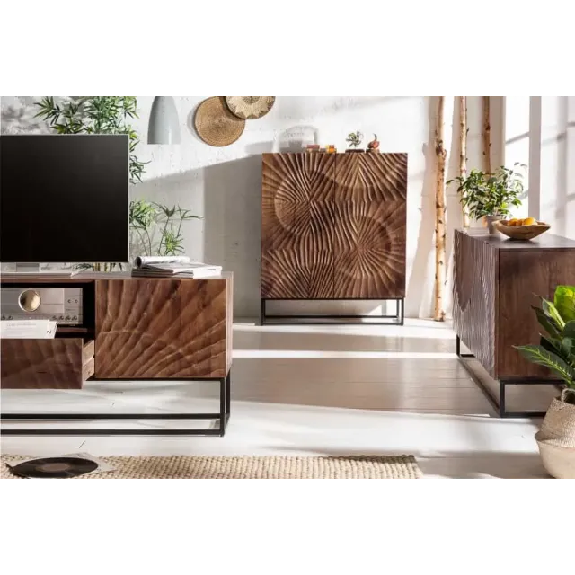 Buffet haut SCORPION 120 cm – Bois massif d’acacia brun foncé, piètement métal noir, façades sculptées 3D