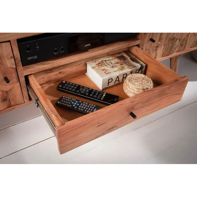 Meuble TV en bois massif d’acacia MYSTIC salon – 140 cm, finition naturelle avec surface 3D artisanale Meuble TV en bois massif d’acacia MYSTIC salon – 140 cm, finition naturelle avec surface 3D artisanale