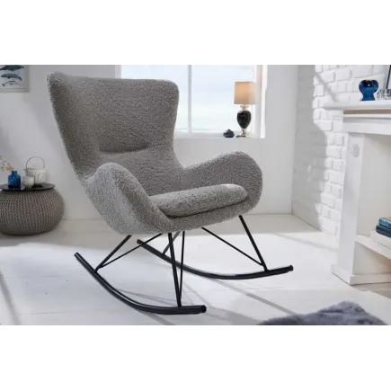Fauteuil à bascule design scandinave  – Tissu bouclé gris clair & pieds métal noir | Élégance nordique et confort relaxant