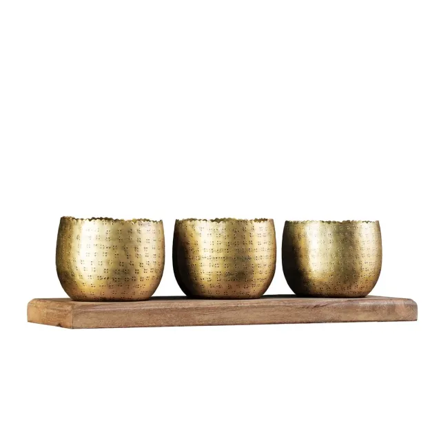 Set de décoration ORIENT – 3 coupelles dorées avec plateau en bois massif de manguier, design martelé fait main