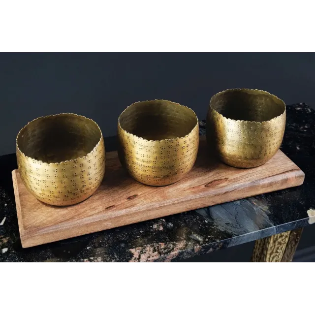 Set de décoration ORIENT – 3 coupelles dorées avec plateau en bois massif de manguier, design martelé fait main