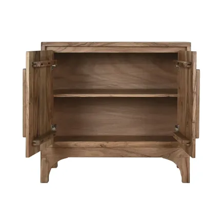 Buffet Harmonia en bois d’acacia massif marron clair avec 2 portes et 1 étagère, intégré dans un intérieur moderne et naturel 2