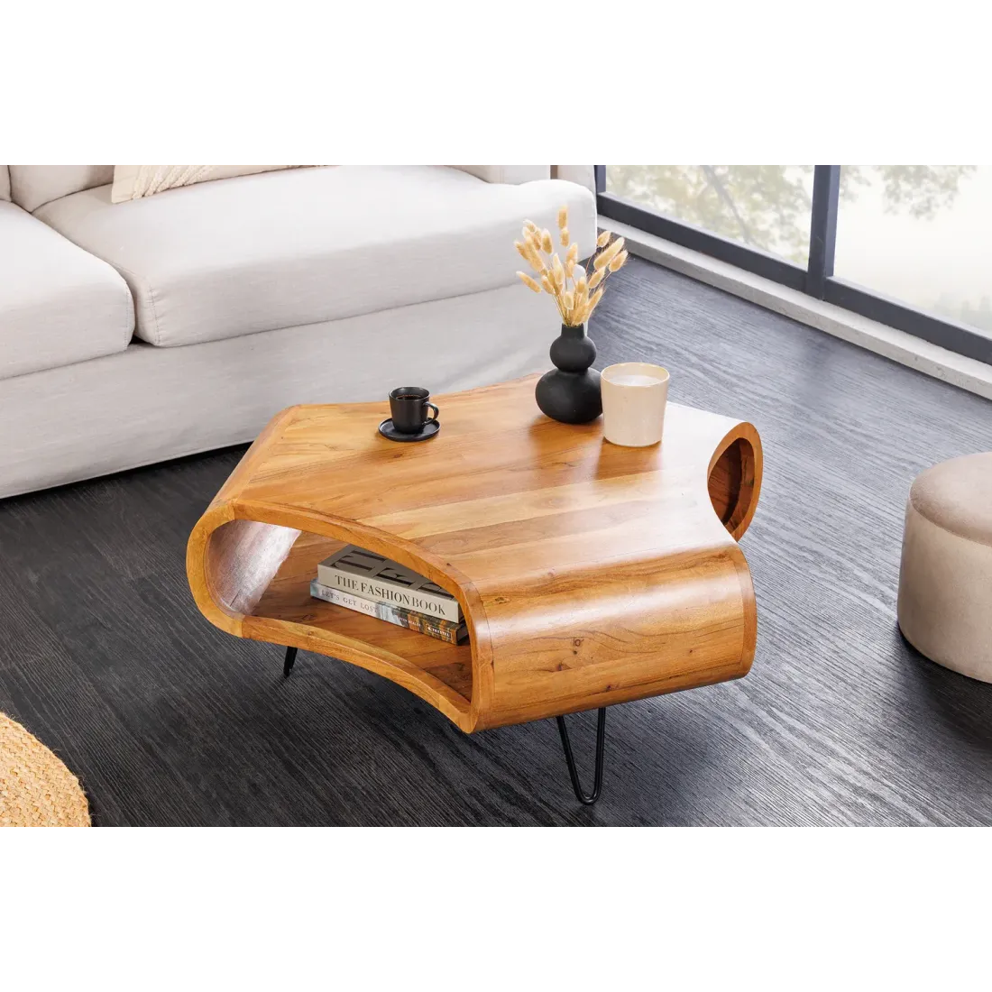Table basse en bois d'acacia massif ORGANIC LIVING 90 cm, finition miel brun, pieds épingle noirs, dans un salon contemporain