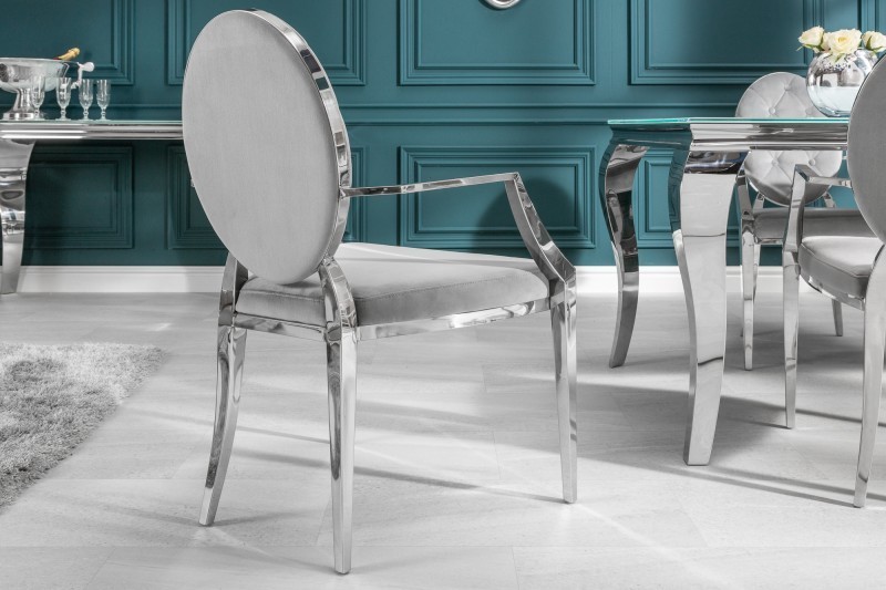 chaise design baroque de salle à manger en velours coloris gris avec accoudoirs