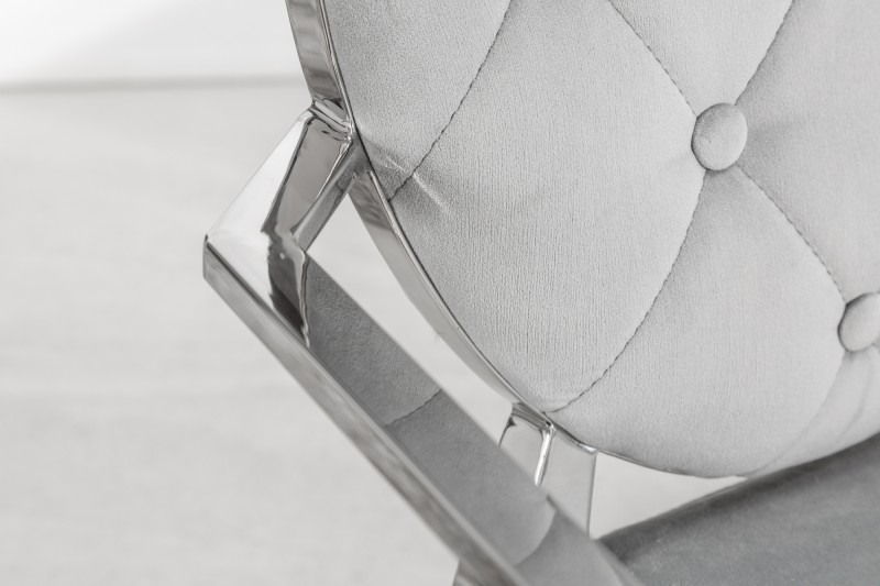 chaise design baroque de salle à manger en velours coloris gris avec accoudoirs