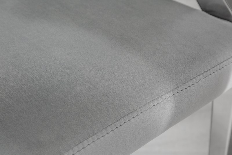 chaise design baroque de salle à manger en velours coloris gris avec accoudoirs