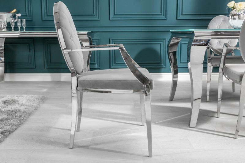 chaise design baroque de salle à manger en velours coloris gris avec accoudoirs
