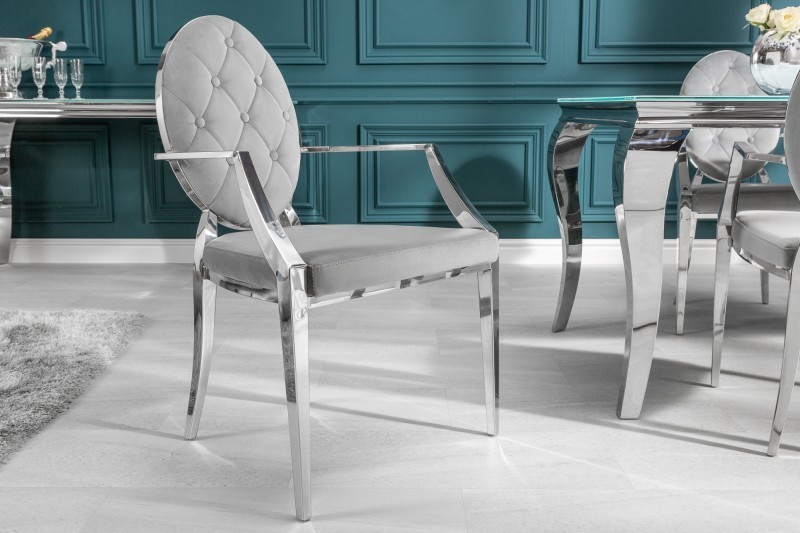 chaise design baroque de salle à manger en velours coloris gris avec accoudoirs