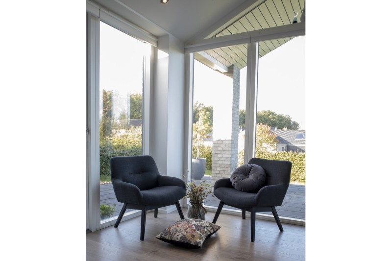 Fauteuil longue LONDON revetement tissu coloris gris foncé avec pieds en bois noir