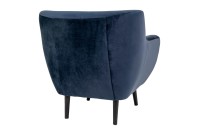 Fauteuil design scandinave en tissu bleu de nuit avec pieds en bois naturel