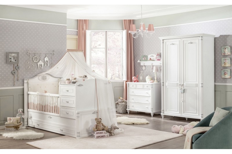Chambre blanche pour bébé design classique