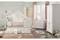 Chambre blanche pour bébé design classique