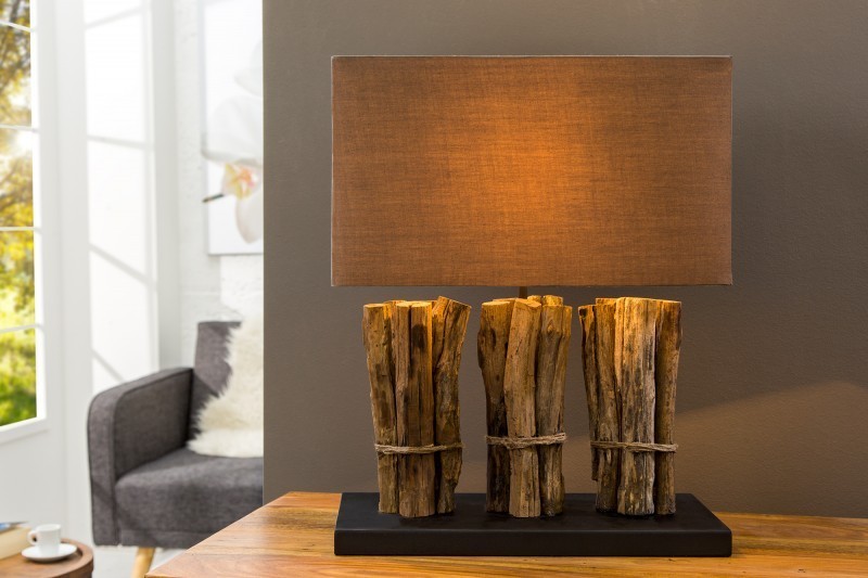 Lampe à poser design en bois flotté coloris brun avec une base noir