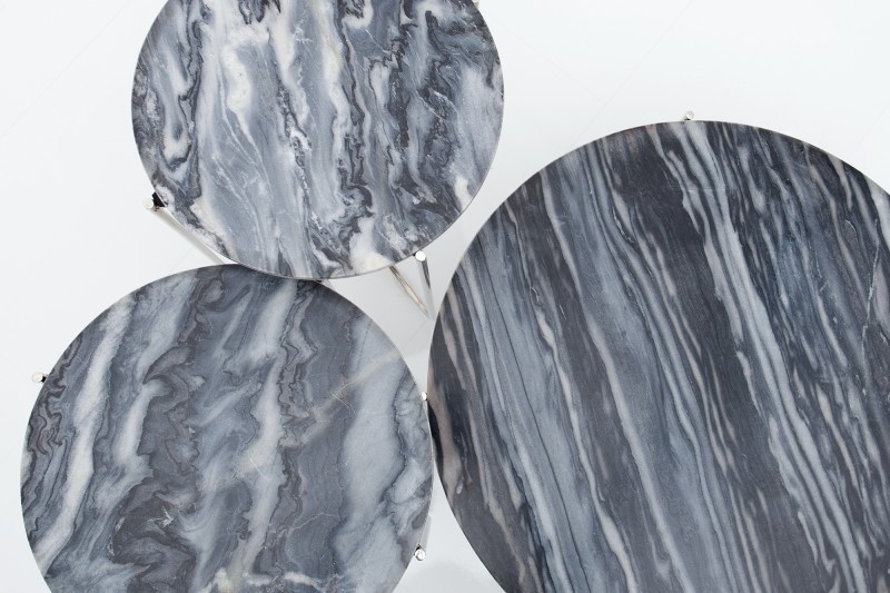 Table basse design en marbre coloris gris avec piétement en métal argenté